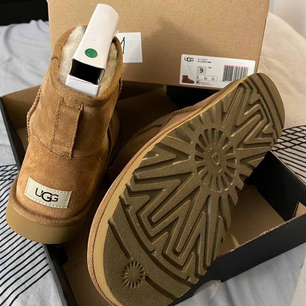 Brand New Classic Mini II Uggs Size 9 in women for sale !